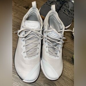 Nike Men's Light Gray Athletic Shoes